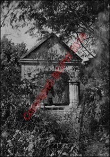 Kapliczka z figurą św. Jana Nepomucena. Widok z przed 1939 roku. Studzianki