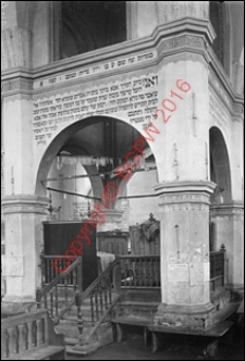 Bóżnica. Wnętrze. Bima. Widok z przed 1939 roku. Tykocin