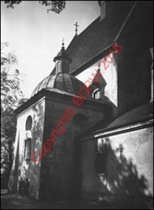 Kościół Dziesięciu Tysięcy Męczenników. Widok od strony południowej na kaplicę Branickich z 1927 roku. Niepołomice