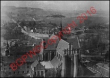 Kości&oacute;ł pw. Wniebowzięcia NMP i św. Krzysztofa z fragmentem zabudowy miasta. Widok lotniczy z przed 1939 roku. Pelplin