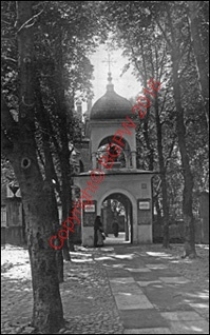 Zespół klasztorny Bernardynów. Bramka na dziedzińcu z figurą Pana Jezusa. Widok od strony frontowej z przed 1939 roku. Radom