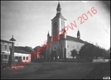 Kości&oacute;ł św. Szymona i Judy Tadeusza Apostoł&oacute;w. Widok og&oacute;lny z fragmentem rynku z przed 1939 roku. Żarki