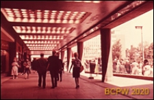 Główny plac miasta Broadgate, podcień budynku, Coventry, Anglia, Wielka Brytania