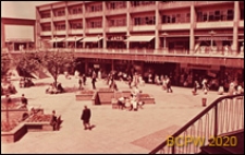 Zabudowa mieszkaniowa, zejścia przy układzie dwupoziomowym, Coventry, Anglia, Wielka Brytania