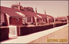 Domy szeregowe parterowe, widok zewnętrzny, Crawley, Anglia, Wielka Brytania