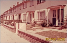 Osiedle mieszkaniowe, domy szeregowe jednopiętrowe, widok od strony uliczki dla pieszych, Crawley, Anglia, Wielka Brytania