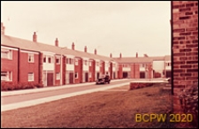 Osiedle mieszkaniowe, domy szeregowe jednopiętrowe, widok od strony ulicy, Harlow, Anglia, Wielka Brytania