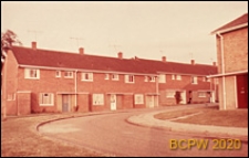 Domy jednopiętrowe w zabudowie szeregowej, widok od strony ulicy osiedlowej, Hatfield, Anglia, Wielka Brytania