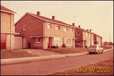 Domy bliźniacze jednopiętrowe, widok od strony ulicy, Hatfield, Anglia, Wielka Brytania