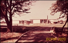 Szkoła I stopnia, widok og&oacute;lny od strony drogi prowadzącej do szkoły, Hatfield, Anglia, Wielka Brytania