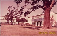 Szkoła II stopnia dla chłopc&oacute;w, pawilon dyrekcyjny w krajobrazie, Hatfield, Anglia, Wielka Brytania