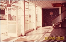 Szkoła II stopnia dla chłopc&oacute;w, wnętrze hallu pawilonu dyrekcyjnego, drzwi zewnętrzne wejściowe, Hatfield, Anglia, Wielka Brytania