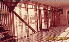 Szkoła II stopnia dla chłopc&oacute;w, wnętrze hallu pawilonu dyrekcyjnego, drzwi wewnętrzne, Hatfield, Anglia, Wielka Brytania