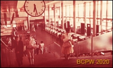 Wnętrze hali dworca lotniczego, schody prowadzące na pierwsze piętro hali, Gatwick Airport, Anglia, Wielka Brytania