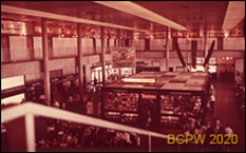 Wnętrze hali dworca lotniczego, widok na kiosk pośrodku hali, Gatwick Airport, Anglia, Wielka Brytania