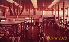 Wnętrze hali dworca lotniczego, fragment kiosku pośrodku hali i punkty nadania bagażu, Gatwick Airport, Anglia, Wielka Brytania