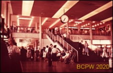 Wnętrze hali dworca lotniczego, widok z parteru na pierwsze piętro hali, Gatwick Airport, Anglia, Wielka Brytania