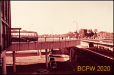 Rampa dojazdowa i stacja kolejowa, widok z dworca lotniczego, Gatwick Airport, Anglia, Wielka Brytania