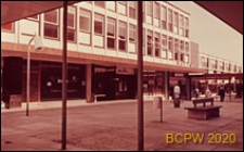 Centrum handlowe, widok z podcienia, Stevenage, Anglia, Wielka Brytania