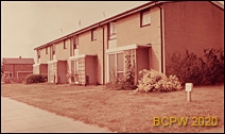 Domy mieszkalne jednopiętrowe w zabudowie szeregowej, widok naroża budynku, Stevenage, Anglia, Wielka Brytania