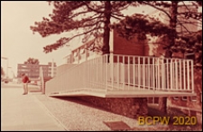 Bank, fragment budynku, podjazd dla os&oacute;b niepełnosprawnych, Stevenage, Anglia, Wielka Brytania