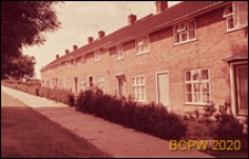 Nowa część miasta, domy szeregowe jednopiętrowe, chodnik przed budynkiem, Welwyn Garden City, Anglia, Wielka Brytania