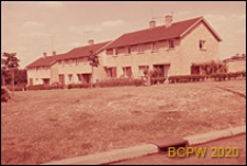 Nowa część miasta, domy jednopiętrowe w zabudowie szeregowej, teren zielony przed domami, Welwyn Garden City, Anglia, Wielka Brytania