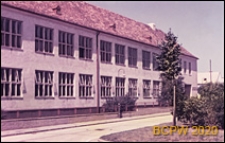 Szkoła na osiedlu mieszkaniowym, fragment elewacji budynku, Wiedeń, Austria