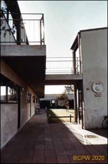 Osiedle mieszkaniowe Skoleparken, budynek mieszkalny dwukondygnacyjny galeriowy, fragment budynku, Kopenhaga, Dania