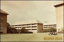 Podmiejskie osiedle mieszkaniowe, budynki mieszkalne trzykondygnacyjne, widok zewnętrzny, Kopenhaga, Dania