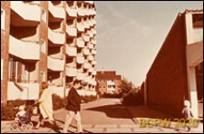 Osiedle mieszkaniowe Brondbyparken, wieżowce oraz ośrodek handlowy między wieżowcami, Kopenhaga, Dania