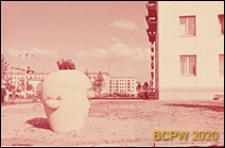 Osiedle Czeremuszki, fragment elewacji budynku mieszkalnego oraz duży kwietnik w kształcie ozdobnego wazonu umiejscowiony przy budynku, Moskwa, Rosja