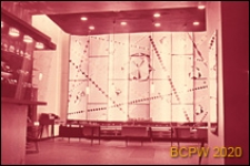 Sklep "Ber&euml;zka&rdquo;, wnętrze, oświetlenie dekoracyjne ściany sklepu, Moskwa, Rosja