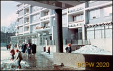 Zabudowa mieszkaniowa w centrum z pawilonami handlowo-usługowymi na parterze, widok od frontu, Gdańsk-Wrzeszcz