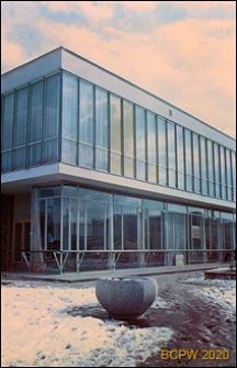 Dom Meblowy Wojew&oacute;dzkiego Przedsiębiorstwa Handlu Meblami przy ulicy Wały Jagiellońskie 2/4, fragment elewacji, widok zimą, Gdańsk