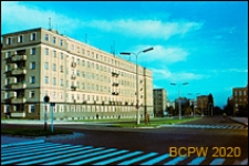 Śr&oacute;dmieście, widok od strony budynk&oacute;w mieszkalnych i przejść dla pieszych, Gdynia