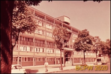 Blok mieszkaniowy LCC, elewacja pięciopiętrowego budynku mieszkalnego, widok od strony ulicy, Londyn, Wielka Brytania