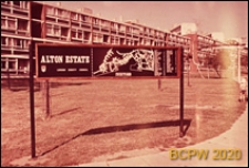 Osiedle LCC Alton Estate, fragment zabudowy z tablicą orientacyjną, Londyn, Wielka Brytania