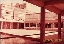 Szkoła drugiego stopnia Two Saints Secondary School, dziedziniec szkolny, Londyn, Wielka Brytania