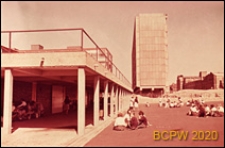 Szkoła drugiego stopnia Two Saints Secondary School, podcień budynku i dziedziniec szkolny, Londyn, Wielka Brytania