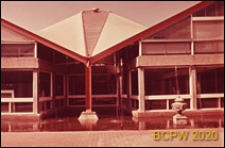 Szkoła drugiego stopnia Two Saints Secondary School, fragment elewacji budynku z łamanym dachem, widok od strony dziedzińca, Londyn, Wielka Brytania