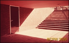 Szkoła pierwszego stopnia Bousfield Primary School, schody prowadzące do przejścia podziemnego, Londyn, Wielka Brytania
