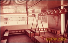 Szkoła pierwszego stopnia Bousfield Primary School, wnętrze, szatnia, Londyn, Wielka Brytania