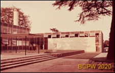 Szkoła III stopnia nauczania (for further education), fragment budynku szkolnego, widok od strony dziedzińca, St Albans, Anglia, Wielka Brytania