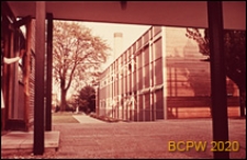 Szkoła III stopnia nauczania (for further education), widok naroża budynku szkolnego, St Albans, Anglia, Wielka Brytania