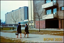 Osiedle Robotnicze im. Juliana Marchlewskiego, fragment elewacji budynku mieszkalnego oraz pawilon handlowy, Katowice