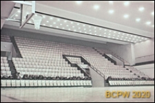 Hala sportowa Z. S. Wł&oacute;kniarz (Korona), boisko do koszyk&oacute;wki, widok w kierunku trybun i wejść na płytę boiska, Krak&oacute;w