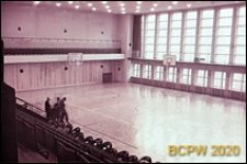 Hala sportowa Z. S. Włókniarz (Korona), boisko do koszykówki, widok w kierunku okien od strony trybun, Kraków