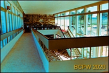 Ośrodek wypoczynkowy Delfin, widok dekoracji naściennej na pierwszym piętrze, w głębi nakryte stoliki, Jastrzębia G&oacute;ra-Lisi Jar