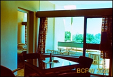 Ośrodek wypoczynkowy Delfin, pokój ze stolikiem i fotelami oraz sypialnia, Jastrzębia Góra-Lisi Jar